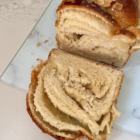 עוגת שמרים במילוי שקדים