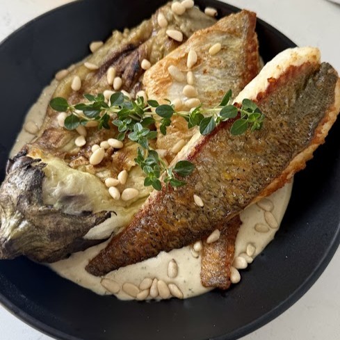 לברק במחבת על טחינה וחציל קלוי