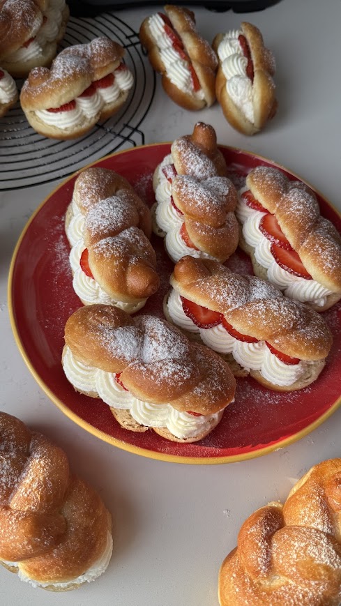 סופגניות חלה במילוי קצפת ותותים