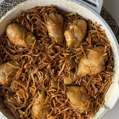 שוקיים עם אטריות בסיר אחד