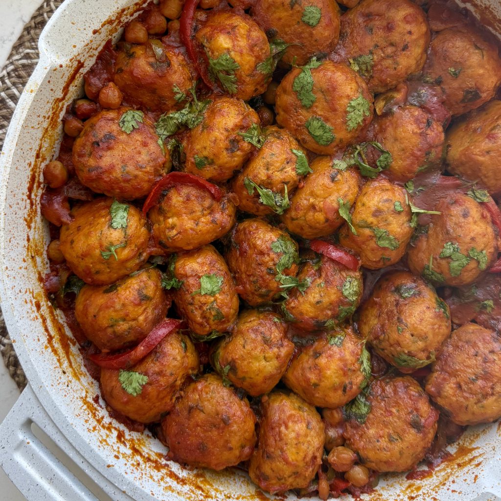 קציצות דגים ברוטב אדום עם גרגירי חומוס